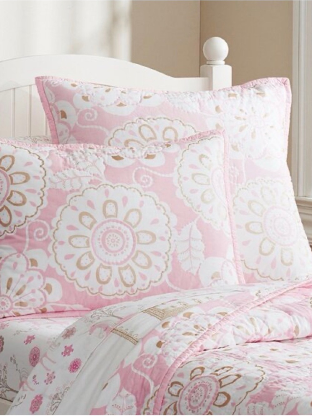 Pottery Barn Kids Pink & White Floral Medallion Quilt & 2 Euro Shams- Full/Queen
